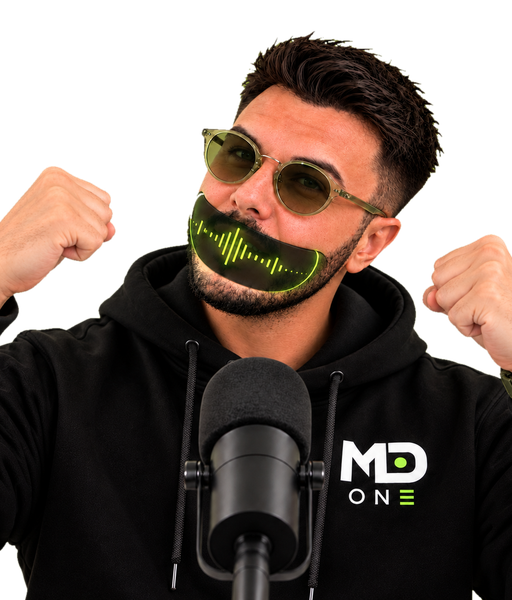 Mario Albrecht mit Voice-Maske jubelt